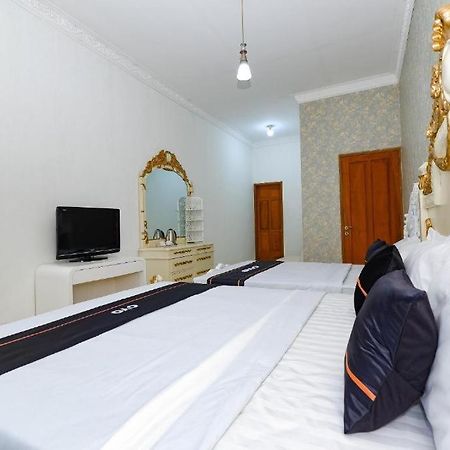Guest House Gethsemane Salatiga Esterno foto