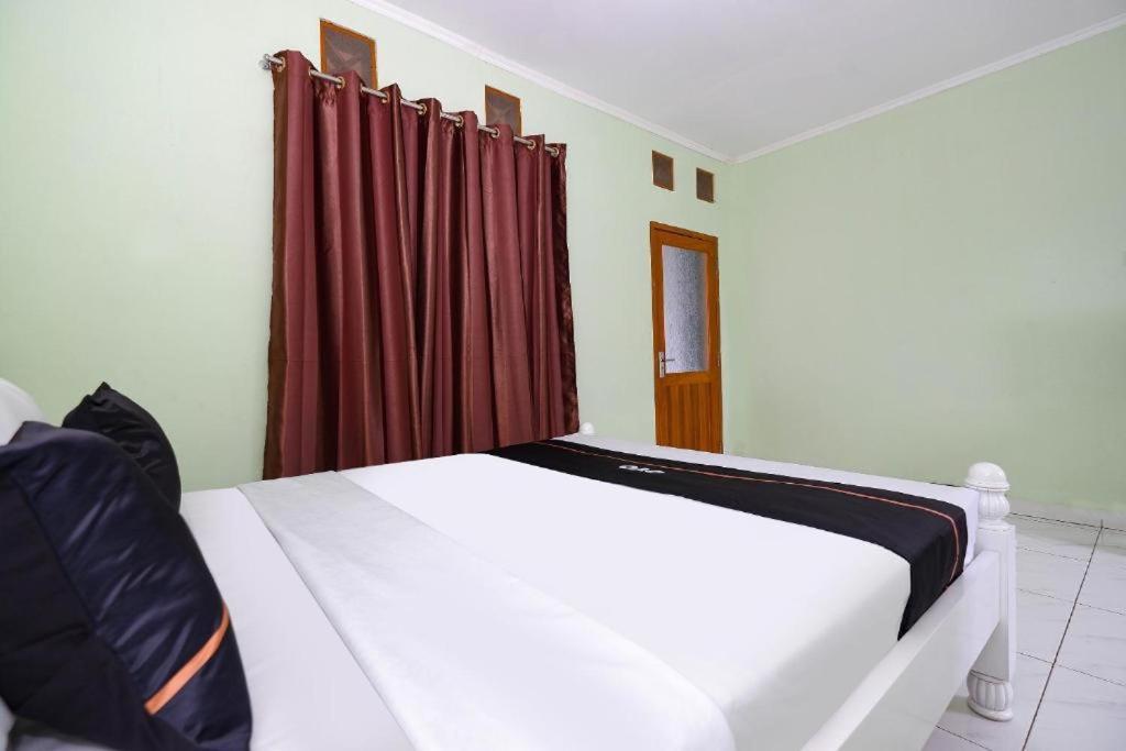 Guest House Gethsemane Salatiga Esterno foto