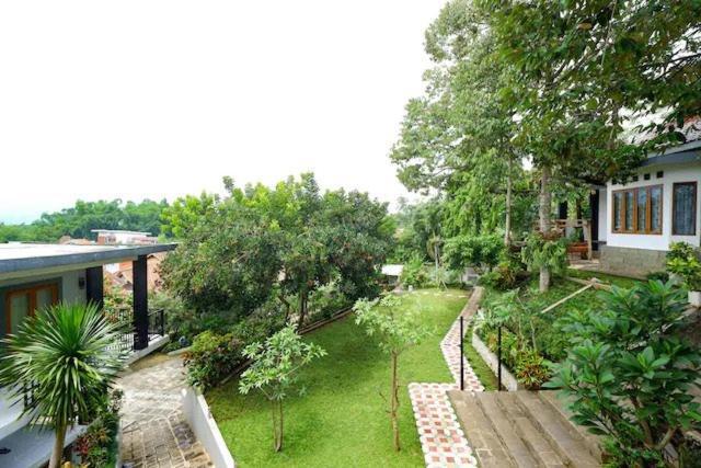 Guest House Gethsemane Salatiga Esterno foto