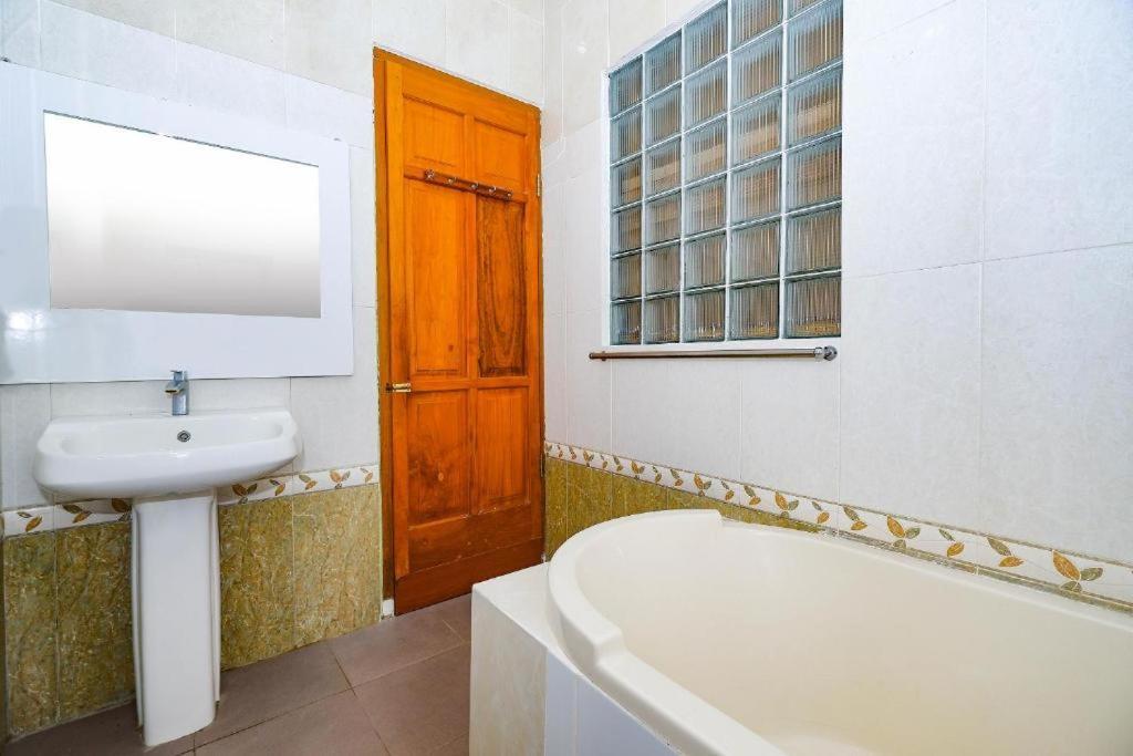 Guest House Gethsemane Salatiga Esterno foto
